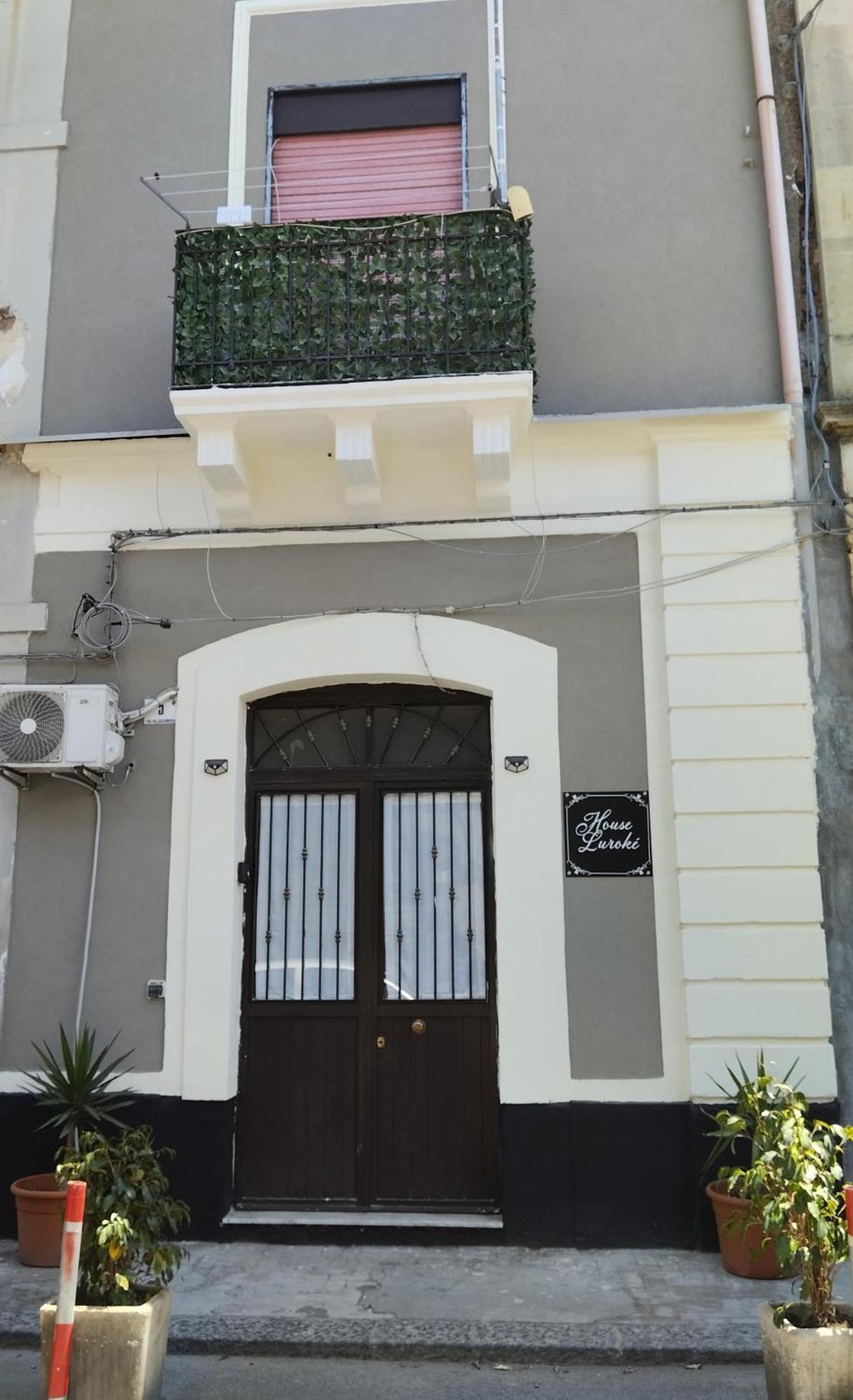 House Luroke Apartment Катания Екстериор снимка